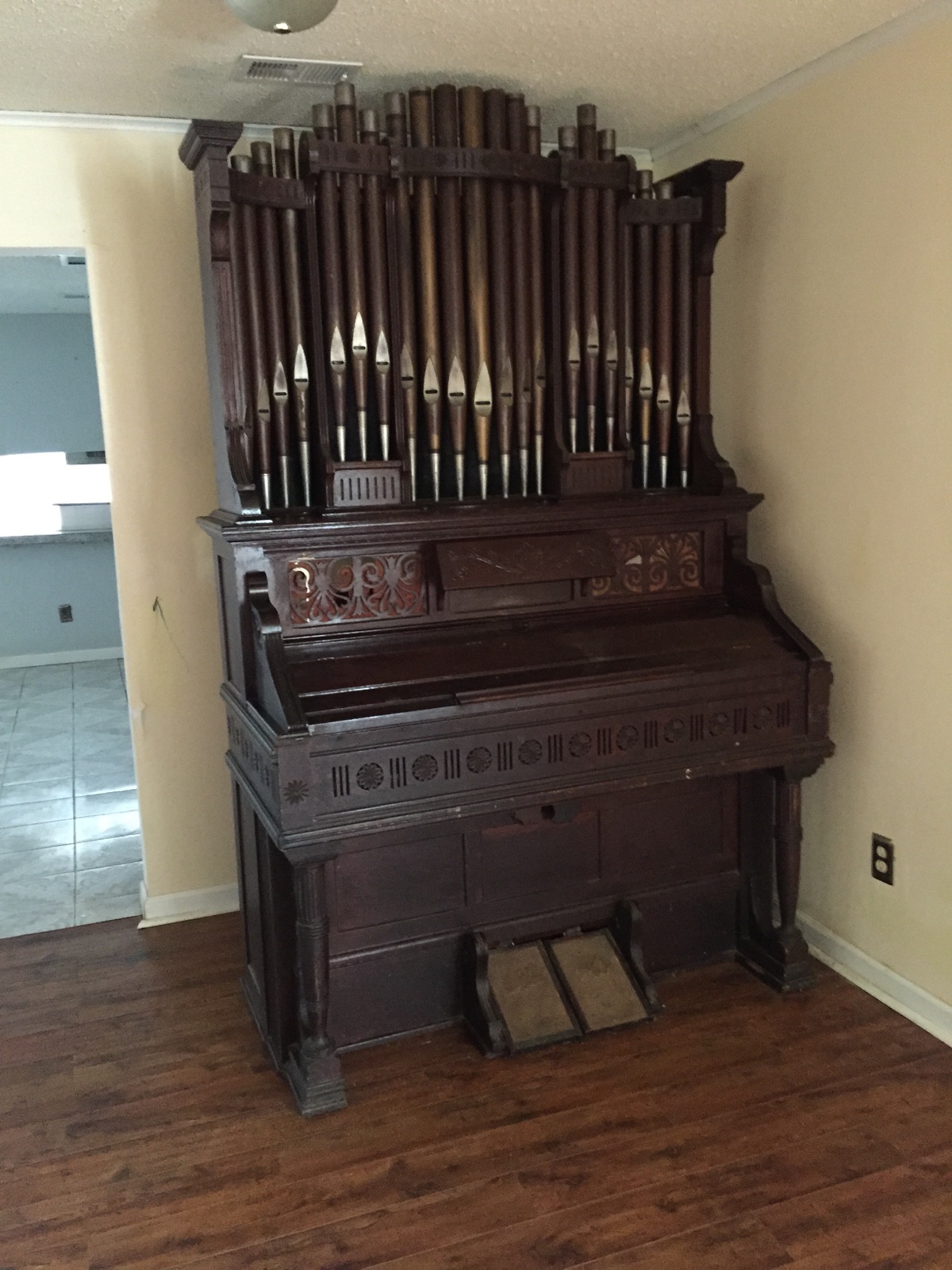 Antique pipe organ InstAppraisal